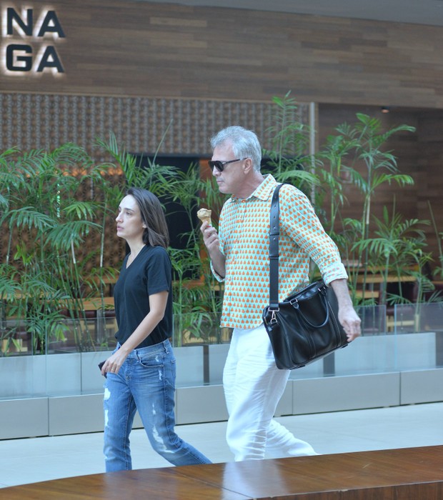 Maria Prata e Pedro Bial durante passeio (Foto: William Oda/Agnews)