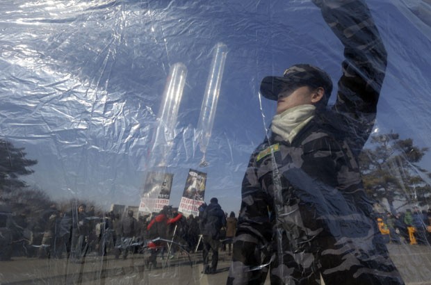 Manifestantes preparam balões com gás hélio (Foto: Lee Jin-man/AP)