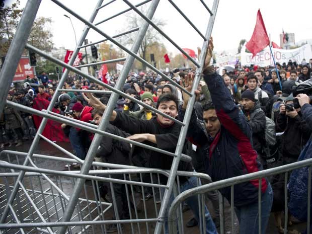 Estudantes durante manifestação em Santiago nesta terça-feira (28) (Foto: AFP PHOTO / MARTIN BERNETTI)