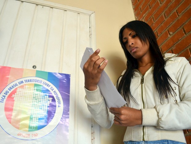 Travesti é proibida de usar banheiro feminino, diz que apanhou e faz BO em Piracicaba (Foto: Fernanda Zanetti/G1)