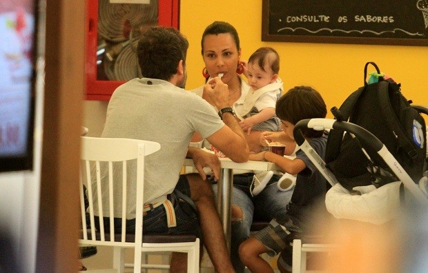 Eriberto Leão com a mulher e o filho (Foto: Thiago Martins / AgNews)