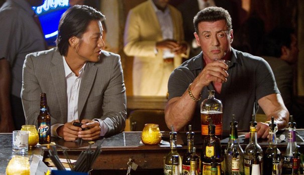 Sung Kang e Sylvester Stallone protagonizam 'Alvo Duplo' (2012) (Foto: Divulgação/Reprodução)
