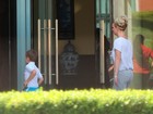 Com casa ameaçada por incêndio, Britney Spears e filhos vão para hotel