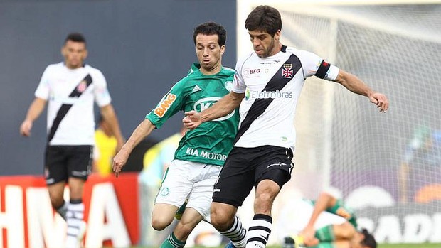 Juninho é marcado por Cicinho durante Vasco x Palmeiras (Foto: Marcelo Sadio/vasco.com.br)