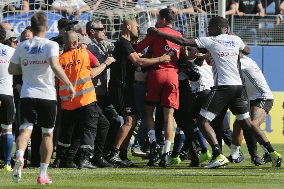 Torcedores do Bastia agridem atletas do Lyon, e jogo pelo Francês é suspenso