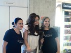 Giovanna Antonelli tira fotos com fãs em aeroporto carioca