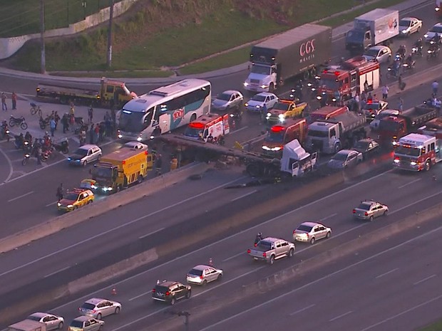 Carreta ficou sobre outro veículo na Dutra em Guarulhos (Foto: Reprodução/TV Globo)