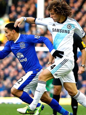 Steven Pienaar e David Luiz na partida do Everton contra o Chelsea (Foto: Reuters)