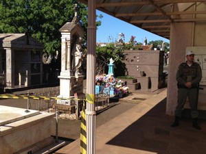 Segurança em cemitério foi reforçada para exumação de João Goulart (Foto: Márcio Luiz/G1)