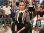 Bruna Marquezine recebe cantada de fã no 'Altas Horas': 'Eu nunca ouvi essa'