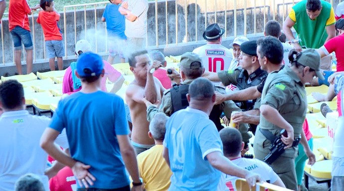 PM usa spray de pimenta em torcedor  (Foto: TV Clube )