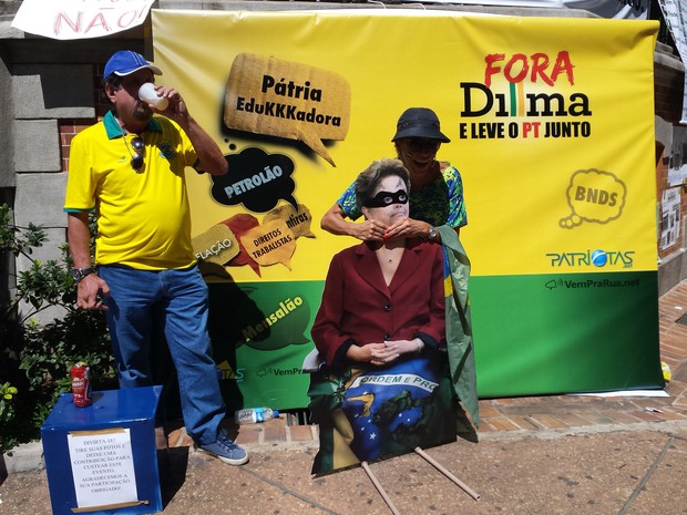 Manifestante 'enforca' imagem da presidente Dilma Rousseff em Belo Horizonte (Foto: Humberto Trajano/G1)