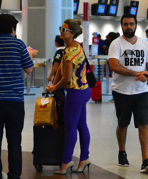 Ego De Calça Justinha Kelly Key é Tietada Em Aeroporto Do Rio Notícias De Famosos 4271