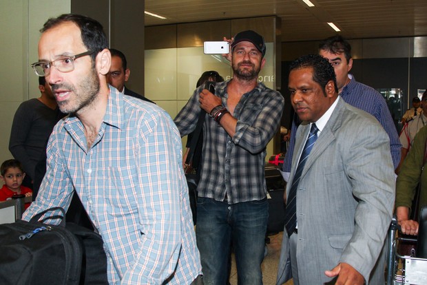 Gerard Butler no aeroporto internacional de São Paulo (Foto: Manuela Scarpa / Foto Rio News)