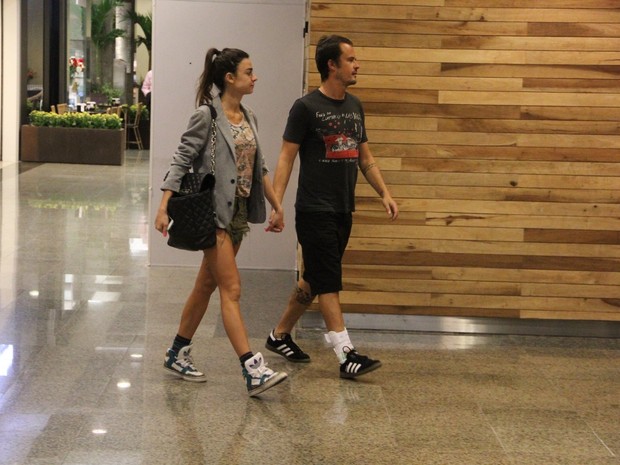 Paulo Vilhena e Thaila Ayala em shopping (Foto: Marcus Pavão/Agnews)