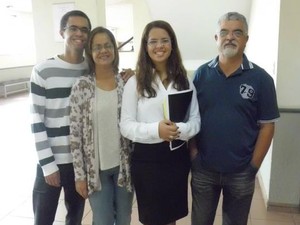 Renata Cézar com sua família no dia da defesa de seu TCC (Foto: Arquivo Pessoal/ Renata Cézar)