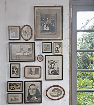 Fotografias antigas na parede (Foto: Evelyn Müller/ Editora Globo)