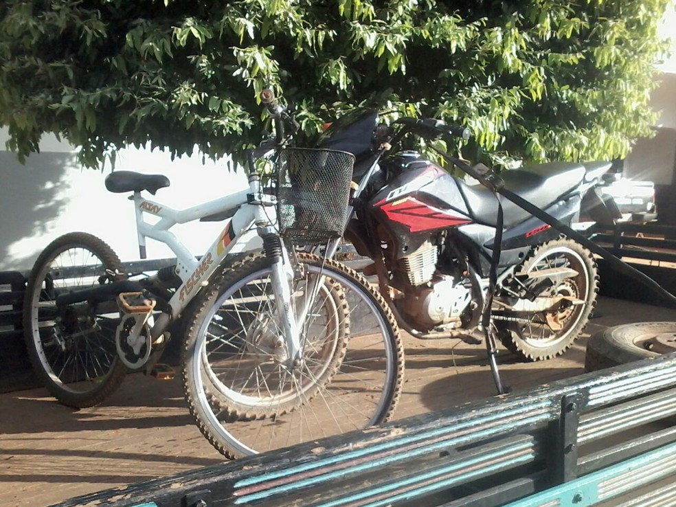 Adolescente de 17 anos furtou moto e bicicleta em municÃ­pio de MT (Foto: PolÃ­cia Militar/DivulgaÃ§Ã£o)