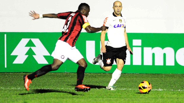 Alessandro Corinthians e Atlético-pr (Foto: Marcos Ribolli)