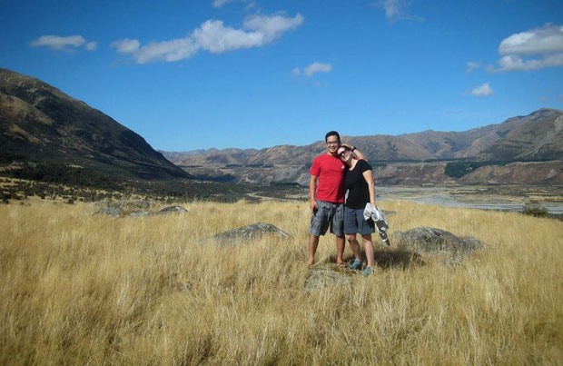Foto mostra Hiroki Ogawa e Nicole Sutton em foto divulgada nesta segunda-feira (28). Os dois morreram após ficarem presos em uma montanha durante escalada na Nova Zelândia (Foto: New Zealand Police/AFP)