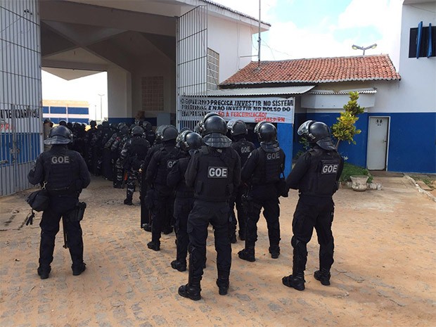 Agentes penitenciários do GOE fizeram revista em Alcaçuz, maior unidade prisional do RN (Foto: GOE)
