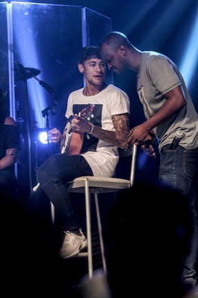 Neymar toca banjo em show de Thiaguinho em São Paulo (Foto: Leo Franco/ Ag. News)