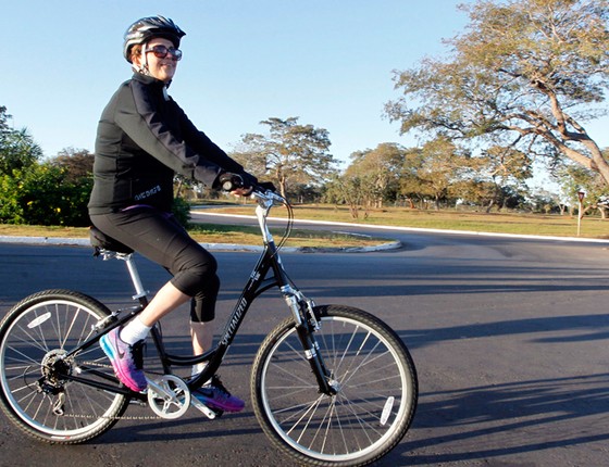 A presidente Dilma Rousseff pedala nos arredores do Palácio da Alvorada (Foto: Givaldo Barbosa/Agência O Globo)