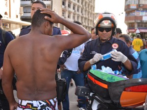 Vítima foi atendida por equipe do Samu (Foto: Walter Paparazzo/G1)