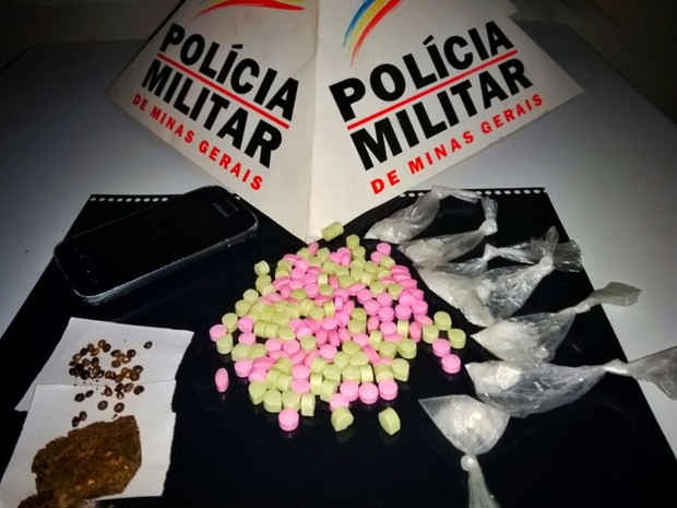 Jovem é preso com drogas em São Sebastião do Paraíso (Foto: Polícia Militar)