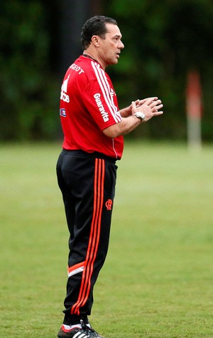 Vanderlei Luxemburgo com Alecsandro no treino do Flamengo (Foto: Marcos Tristão / Agência O Globo) Vanderlei Luxemburgo com Alecsandro no treino do Flamengo (Foto: Marcos Tristão / Agência O Globo)