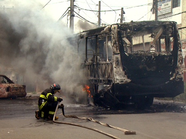 Bombeiros combatem fogo em ônibus em Campinas (Foto: Reprodução / EPTV)