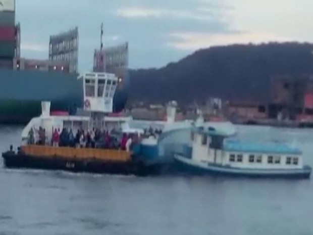 Embarcações acabaram se chocando durante manobra (Foto: Reprodução / TV Tribuna)