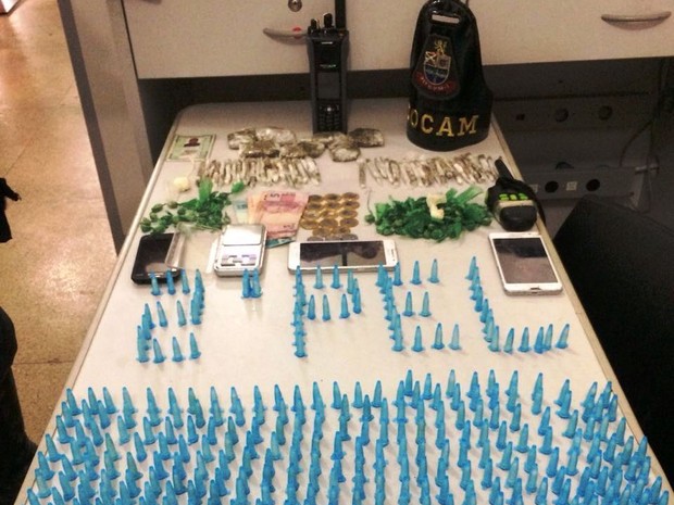 Dupla foi detida com drogas e rádio que transmite frequência da PM em Guarujá (Foto: G1) Dupla foi detida com drogas e rádio que transmite frequência da PM em Guarujá (Foto: G1)