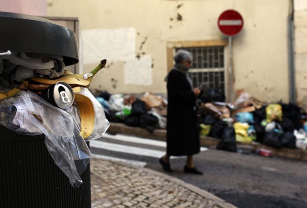 Lixo se acumula nas ruas de Lisboa com greve de coletores (Foto: Francisco Seco/AP)