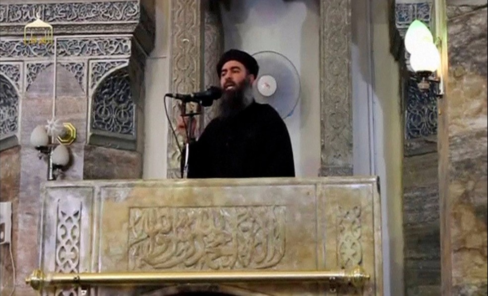 Cartazes com o rosto do líder do Estado Islâmico (EI), Abu Bakr al Baghdadi, estão sendo colados na cidade de Mossul, no norte do Iraque (Foto: Reuters)