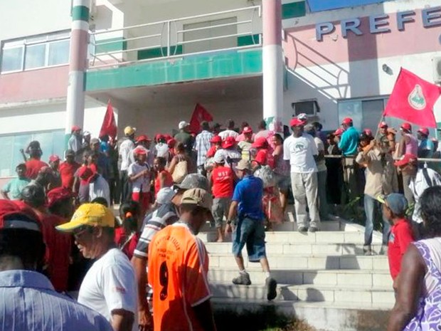 Integrantes do MST ocupam prefeitura de Guaratinga, na Bahia (Foto: Hugo Santos/Site Radar 64)