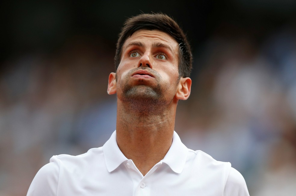 Novak Djokovic perde a paciência em mau dia no torneio de Roland Garros (Foto: Reuters / Christian Hartmann)