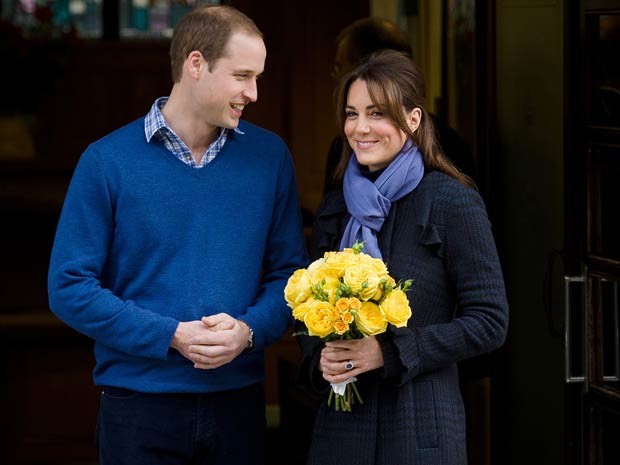 O príncipe britânico William e Kate Middleton deixam o hospital King Edward VII em 6 de dezembro (Foto: AFP)