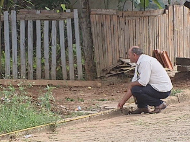 Fiscal da Prefeitura mede terrenos  (Foto: Reprodução/ TV TEM)