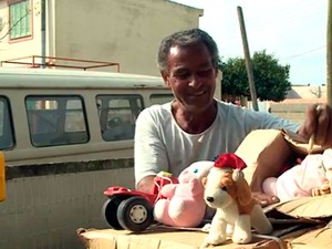 Catador doa roupas em Rio Grande RS (Foto: Reprodução/RBS TV)