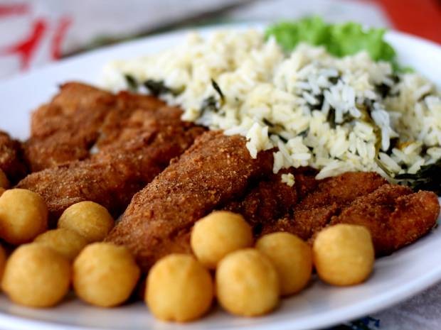 Entre os pratos servidos nos restaurantes está a pescada amarela à milanesa, com arroz de jambu (Foto: Ingrid Bico/G1)