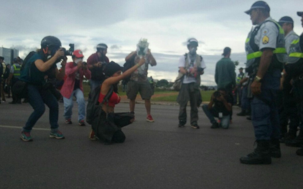 Manifestantes se posicionam em frente ao cordão de isolamento da PM na Esplanada, em Brasília, em ato contra PEC do teto de gastos (Foto: Gustavo Aguiar/G1)