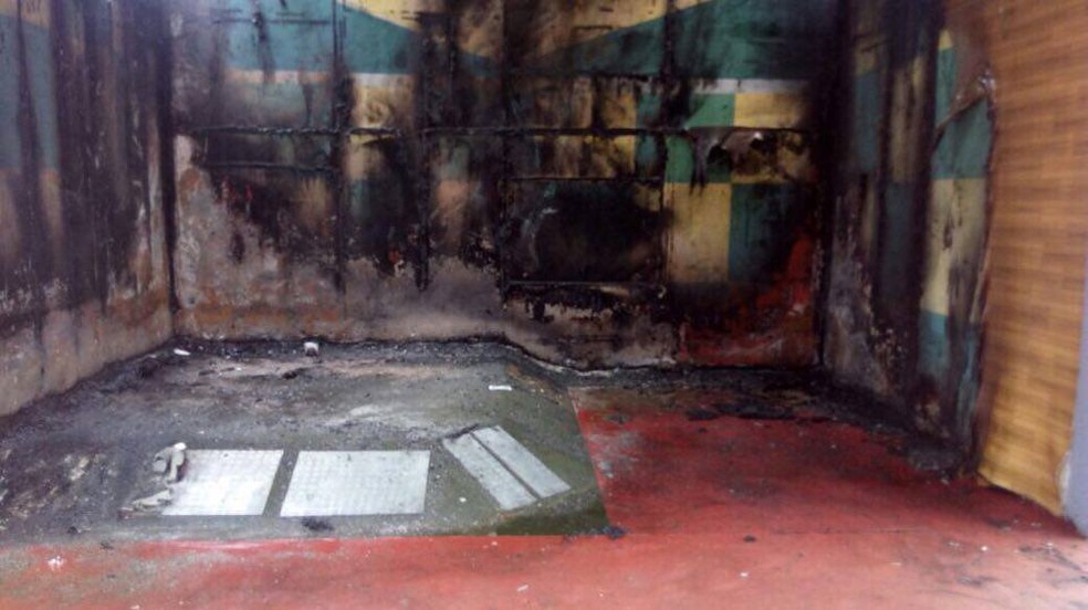 Estrutura interna ficou destruída; bombeiros suspeitam de curto-circuito ou ação criminosa (Foto: Alan Cléber/Inter TV Cabugi)