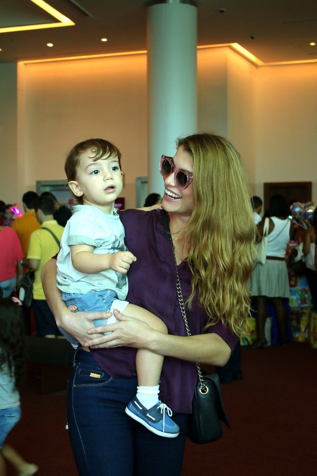 Alinne Moraes com o filho (Foto: AgNews)