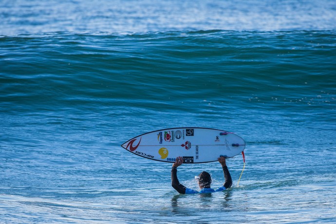 Ainda na água, Gabriel Medina comemora título da etapa de Hossegor (Foto: Divulgação)