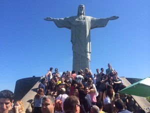 Cristo Redentor cheio de turistas (Foto: Matheus Rodrigues / G1)