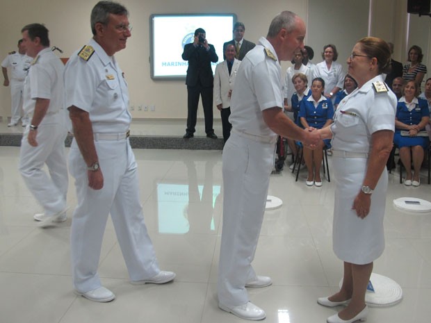 Dalva Mendes recebe os cumprimentos dos oficiais após a cerimônia de promoção (Foto: Janaína Carvalho)