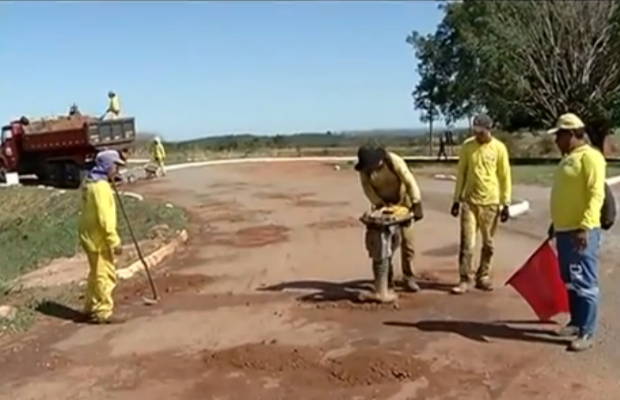 Equipe da Agetop foi ao local e tapou alguns buracos com terra e não massa asfaltica Goiás (Foto: Reprodução/TV Anhanguera)