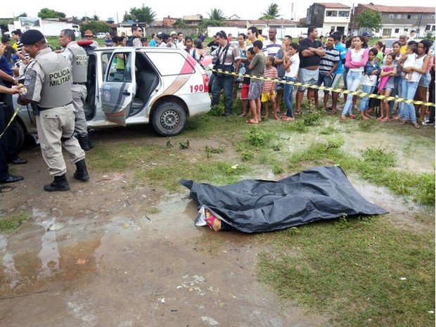 G1 Adolescente de 14 anos é morta a tiros em frente a escola em