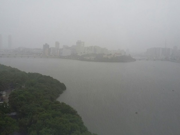 Às 16h, fortes chuvas ainda caíam sobre a Região Metropolitana do Recife (Foto: Pedro Lins/TV Globo) Às 16h, fortes chuvas ainda caíam sobre a Região Metropolitana do Recife (Foto: Pedro Lins/TV Globo)
